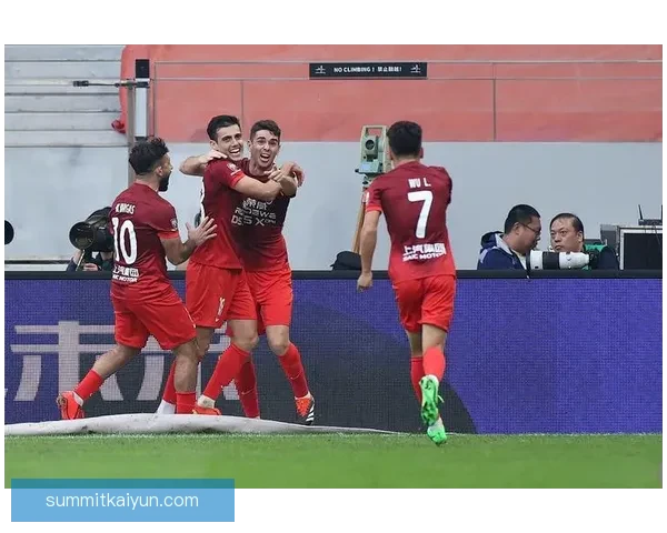 中超联赛浦东足球场迎来新赛季，球迷期待球队表现稳健